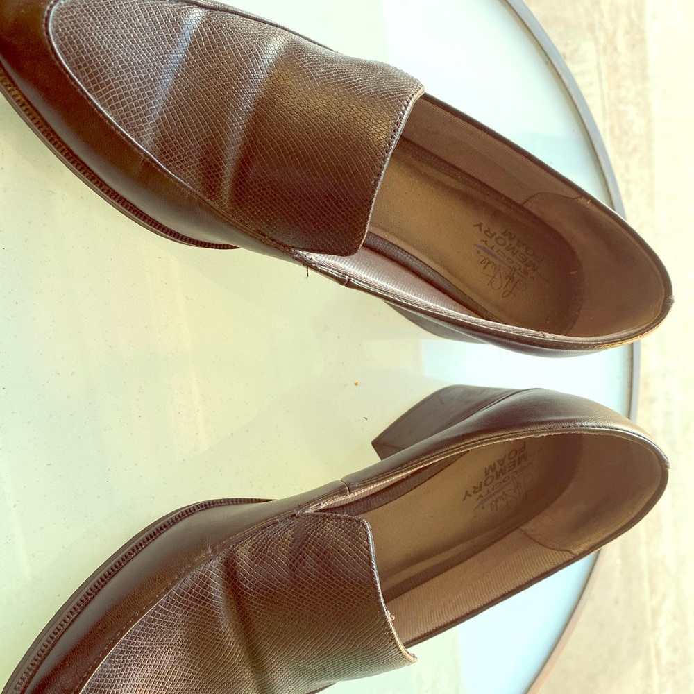 comfortable work shoe with memory foam!